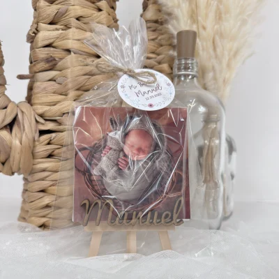 detalle para invitados bautizo original con foto en caballete de madera