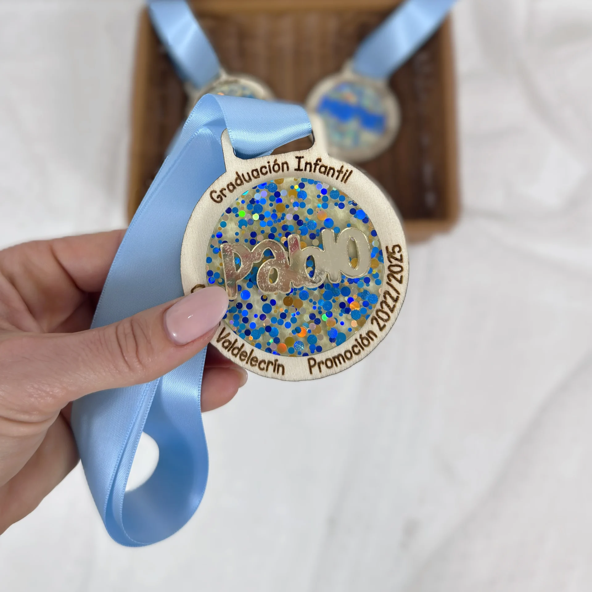 medalla graduacion infantil confeti azul dorado personalizada