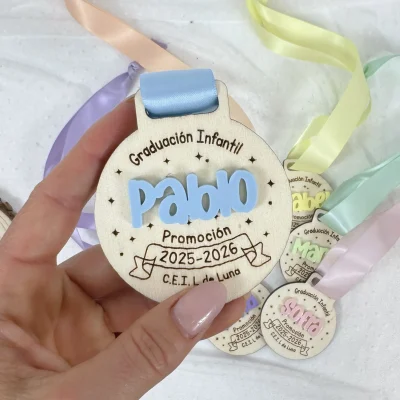 medalla graduacion infantil nombre relieve metacrilato azul