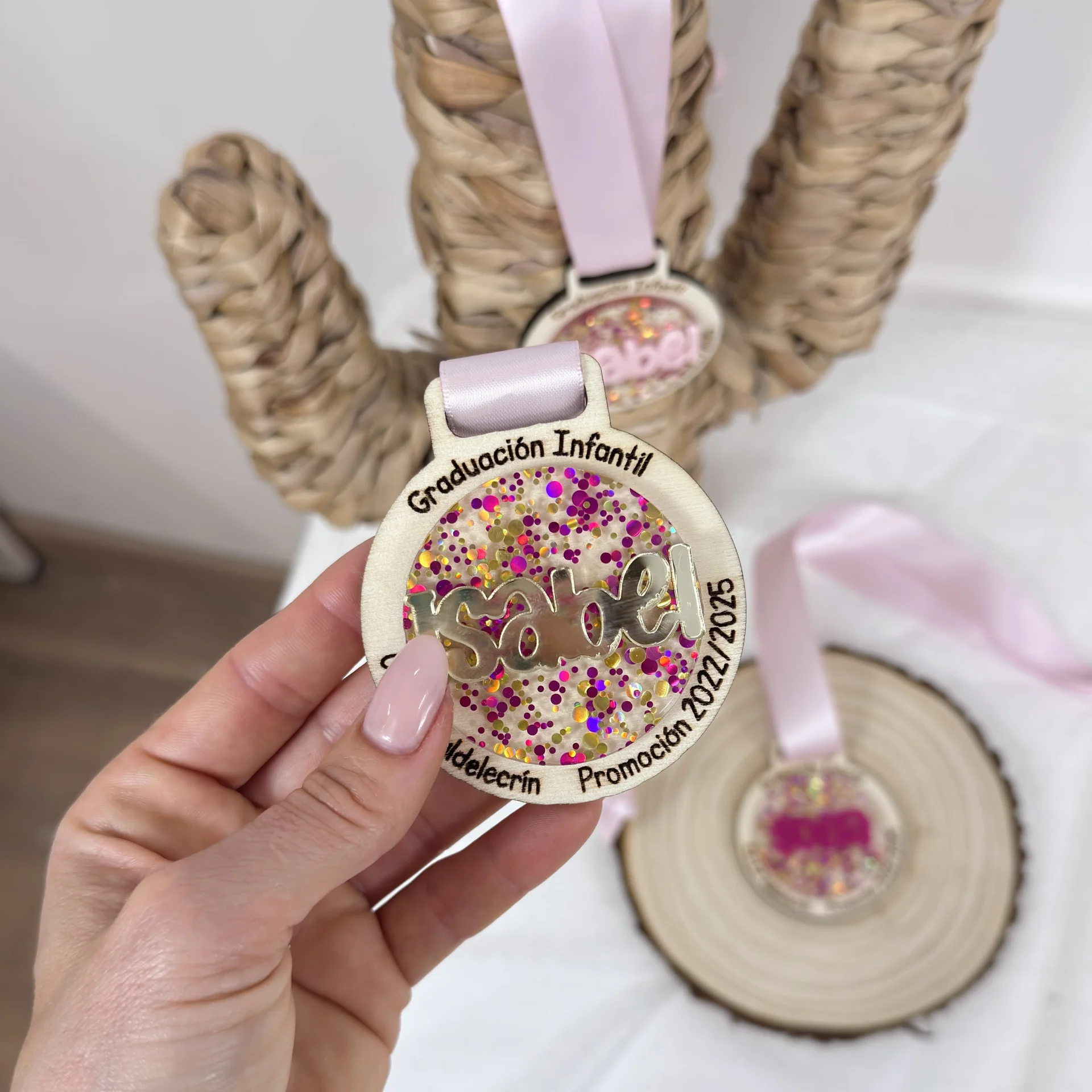 medalla madera personalizada confeti rosa dorado nombre relieve