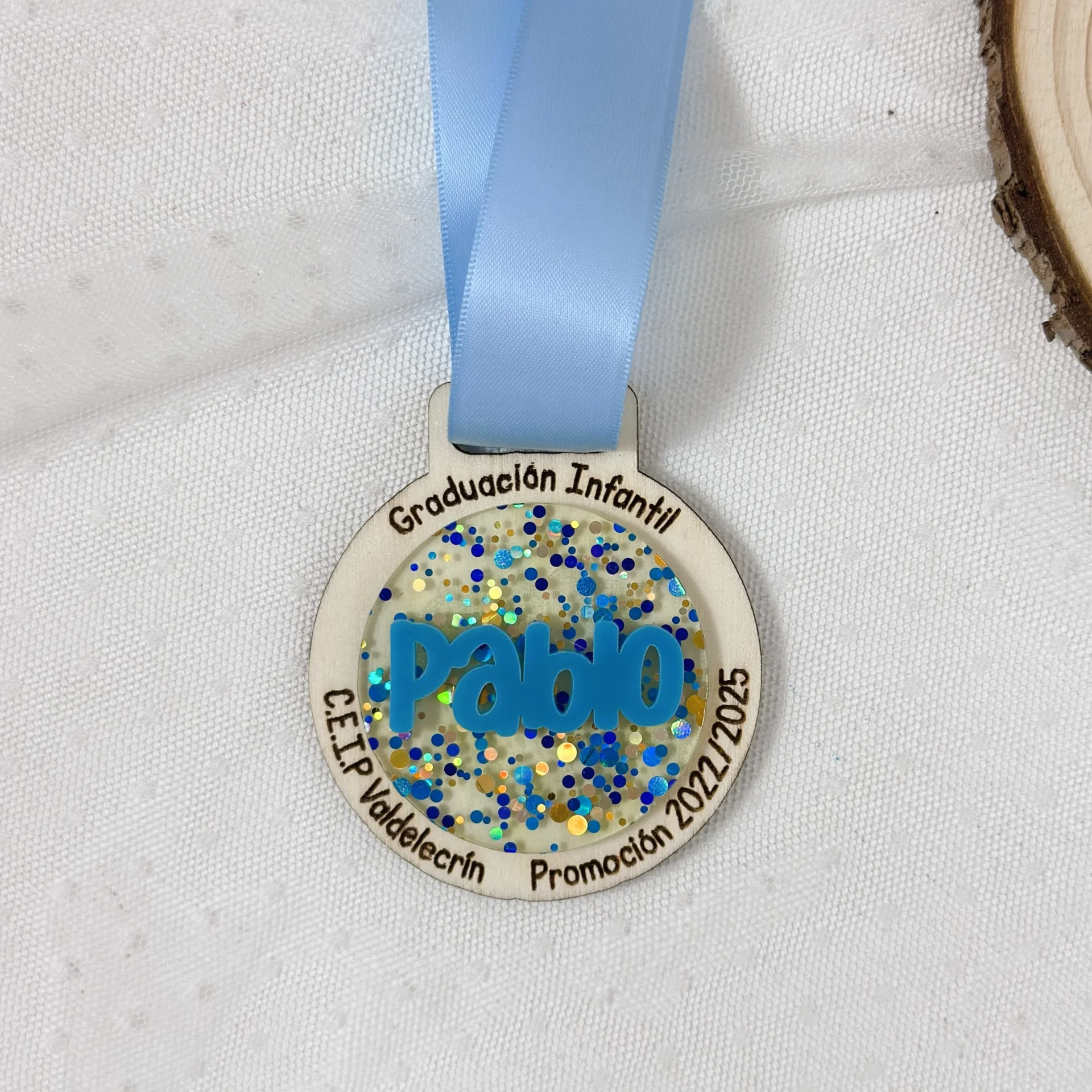 medalla nombre relieve colores pastel graduacion