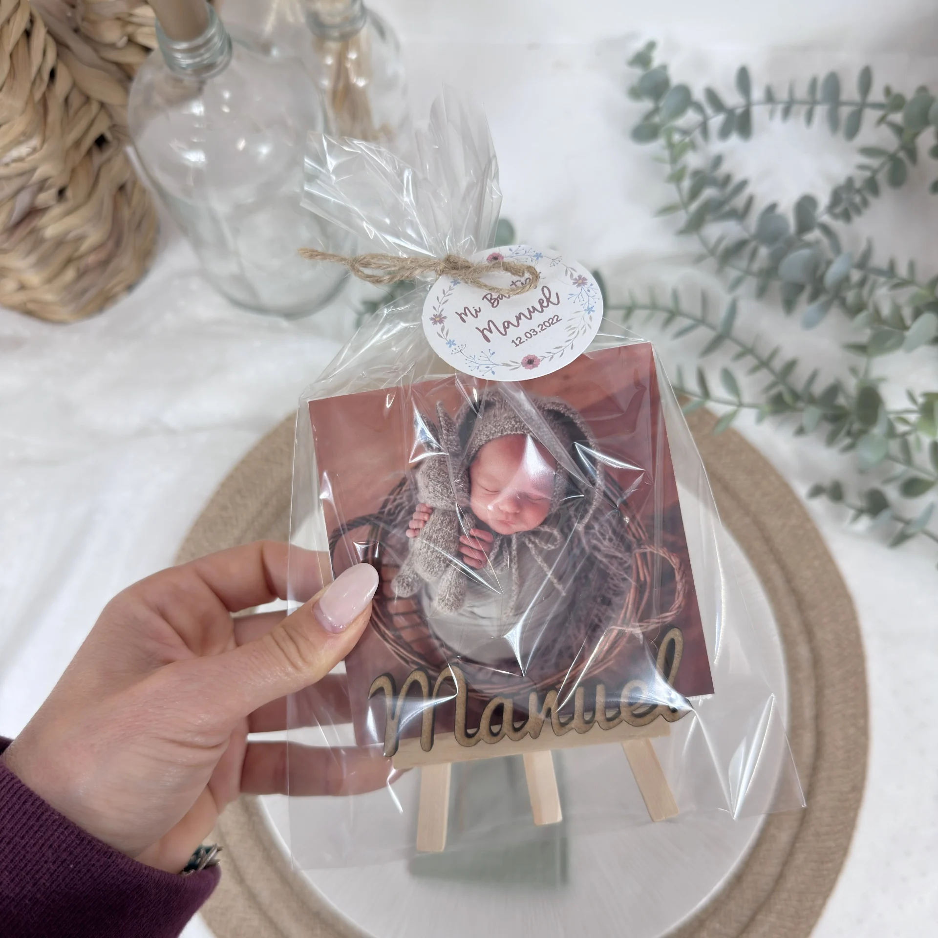recuerdos de bautizo personalizados con foto en caballete para invitados