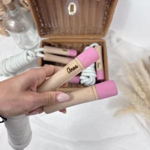 Comba personalizada para bautizo con nombre grabado en color rosa