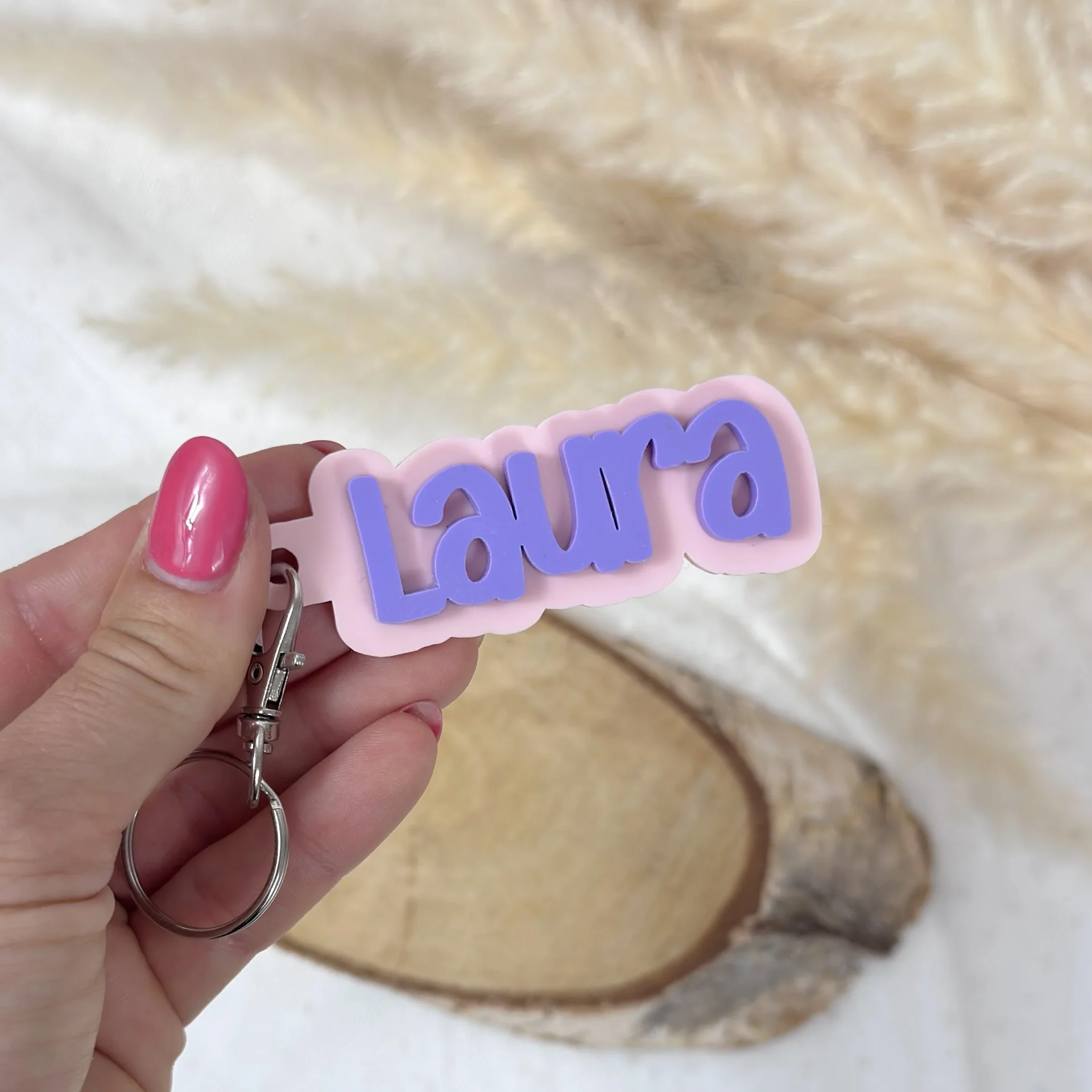 Llavero de metacrilato personalizado con nombre como detalle para invitados de bautizo