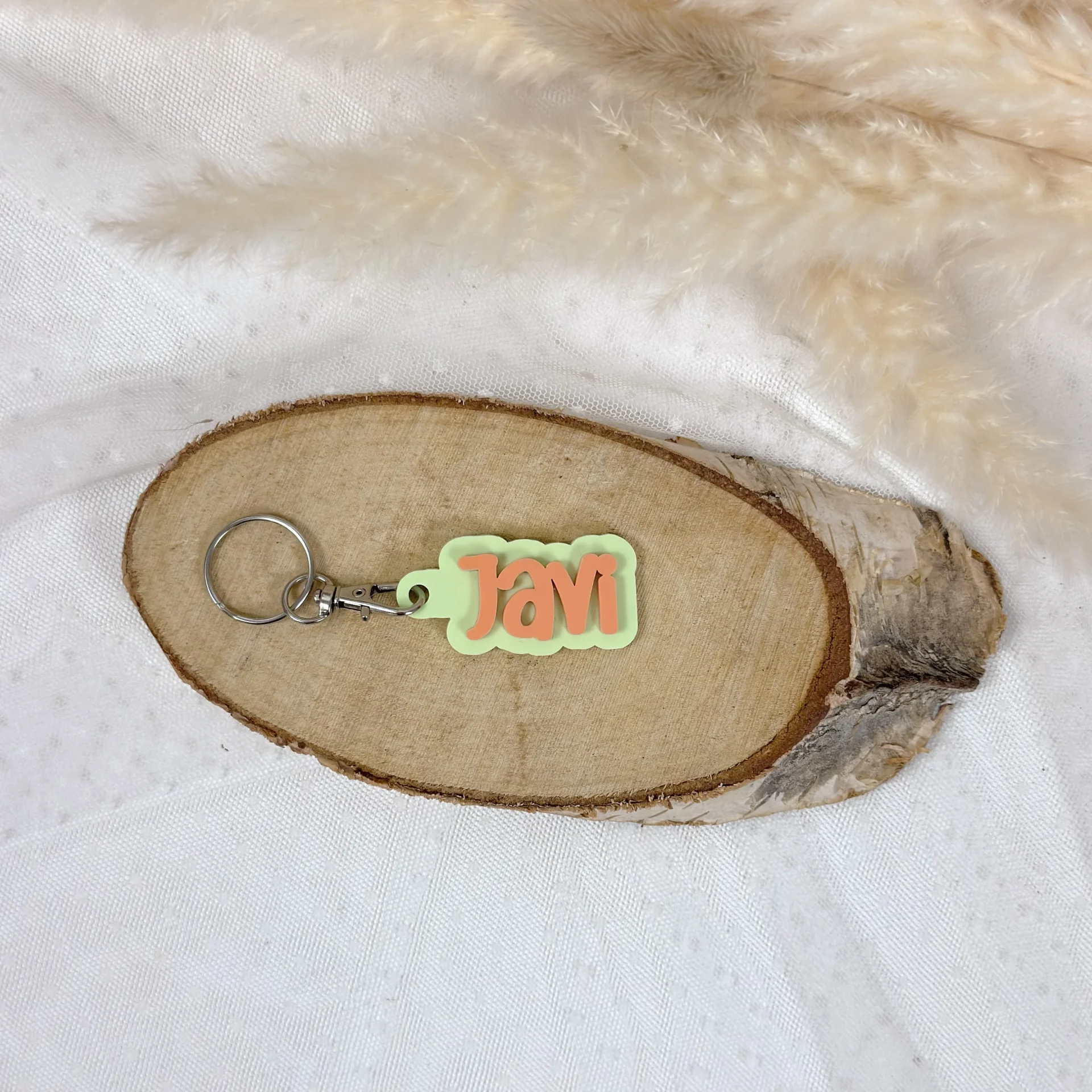 Llavero personalizado con nombre y relieve en metacrilato para invitados