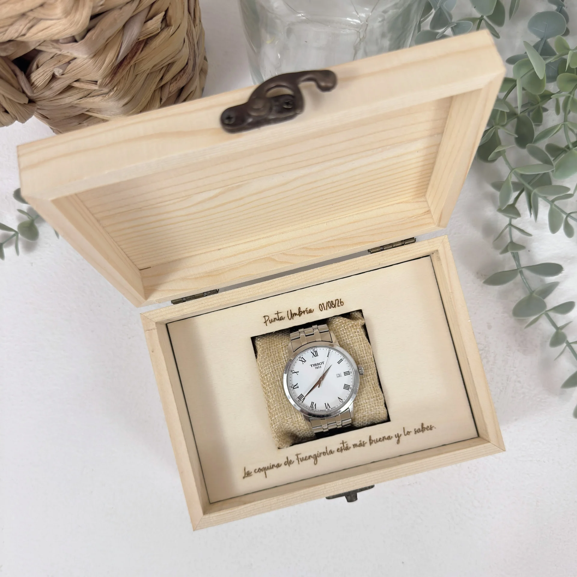 Interior de caja para reloj personalizada con dedicatoria grabada y soporte para reloj