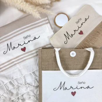 Pack regalo profesora personalizado con bolso, neceser y toalla