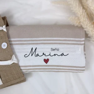 Toalla personalizada para profesora con nombre MARINA