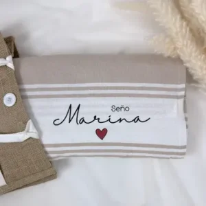 Toalla personalizada para profesora con nombre MARINA