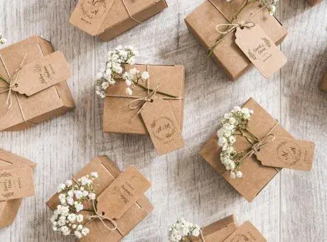 Presentación elegante de detalles de boda en caja personalizada